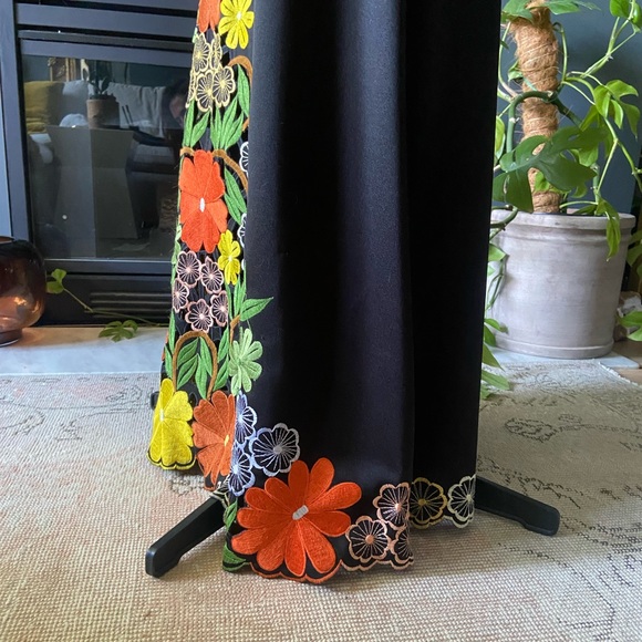 Gorgeous embroidered skirt - Picture 2 of 3